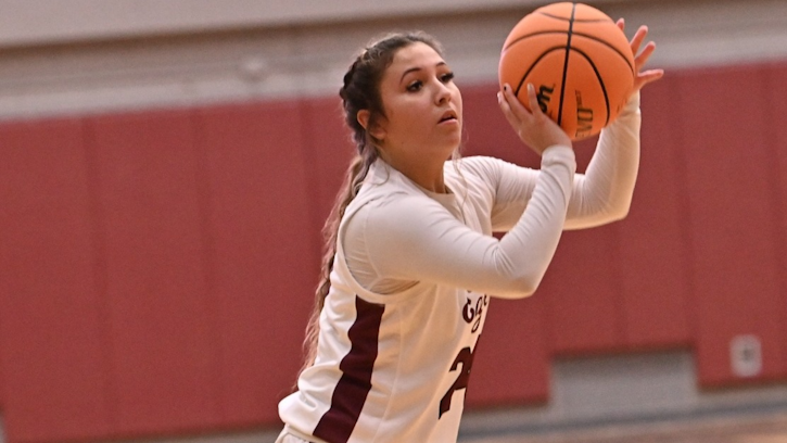 Katie Waukau (Menominee/Oneida) finishes with 15 points for University of Wisconsin-La Crosse on Loss to UW-Stevens Point