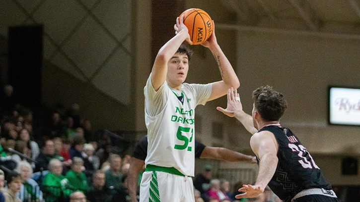 Treysen Eaglestaff (Cheyenne River Sioux) led North Dakota with 28 Points as Hawks Roll to 99-78 Win over Omaha